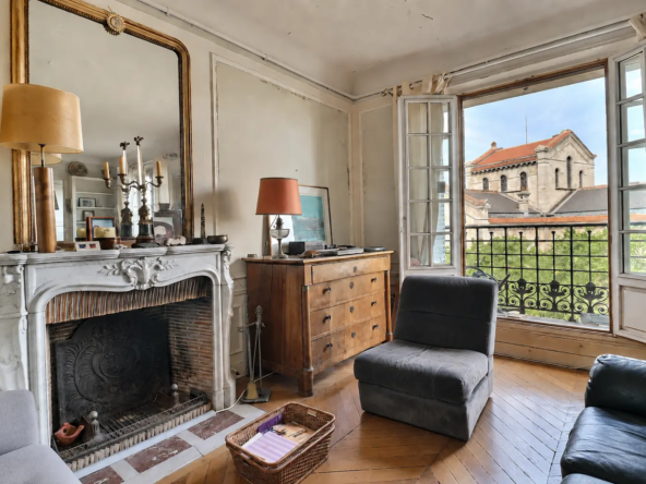 Salon avec cheminée et vue sur l'église Saint-Pierre-de-Montrouge à Paris 14ᵉ Alésia