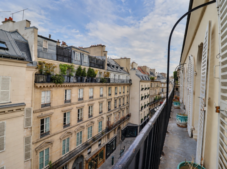 Vue dégagée sur les toits de Paris depuis l'appartement rue du Bac