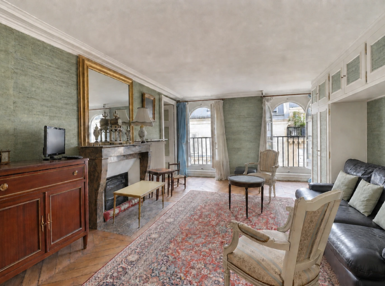 Séjour avec parquet et cheminée de l'appartement rue du Bac Paris 7e