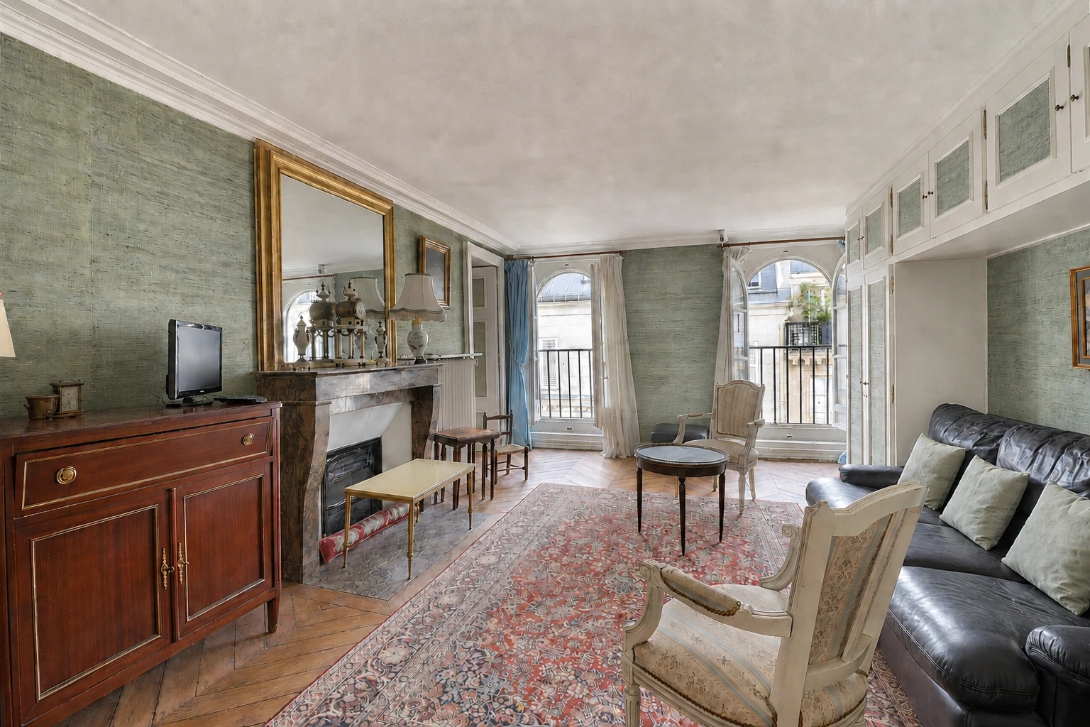 Séjour avec parquet et cheminée de l'appartement rue du Bac Paris 7e