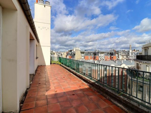 Terrasse en dernier étage avec vue sur les toits de Paris 16e