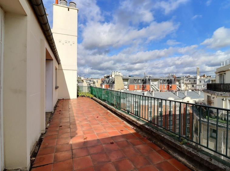 Terrasse en dernier étage avec vue sur les toits de Paris 16e