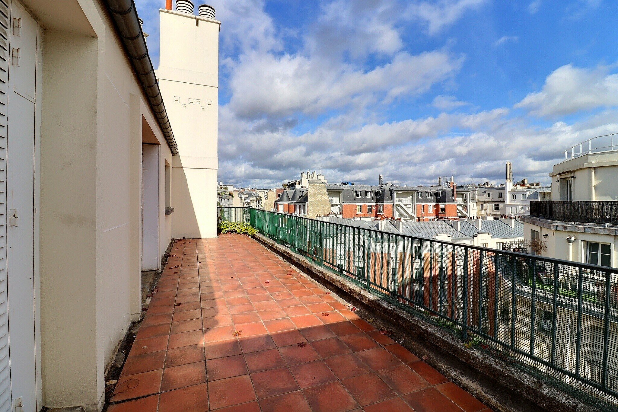 Terrasse en dernier étage avec vue sur les toits de Paris 16e
