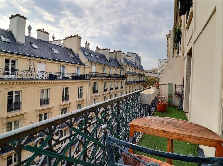 Balcon filant sur rue - appartement Chaillot Trocadéro