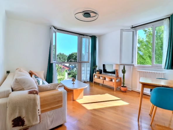 Séjour lumineux d’un appartement à Meudon Val-Fleury avec deux grandes ouvertures et vue dégagée sur la verdure