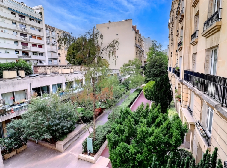 Vue sur les jardins arborés et les allées intérieures de la résidence du square Charles Laurent à Paris 15e