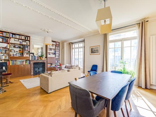 Double séjour lumineux exposé sud dans un appartement Paris 14e Mouton-Duvernet