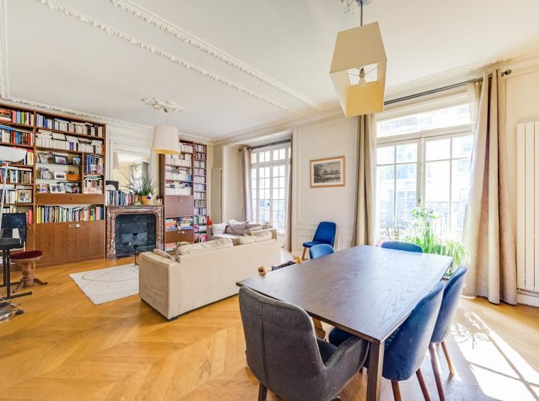 Double séjour lumineux exposé sud dans un appartement Paris 14e Mouton-Duvernet